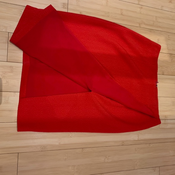 Red pencil skirt with a slit - Picture 4 of 5